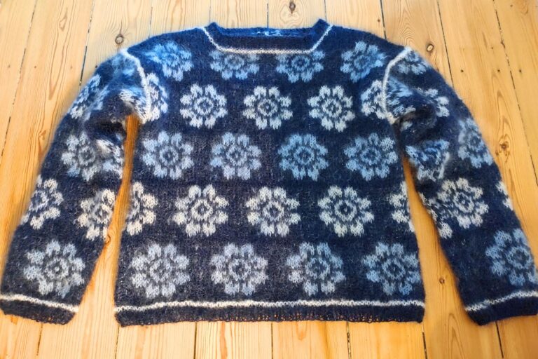 Mari sweater i blå med de lyse kanter - men rib i bundfarve.