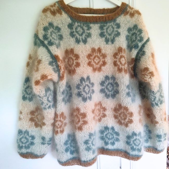 Hvid Mari sweater med petrol og brune blomster