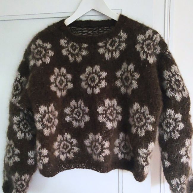 Mari sweater skovgrøn med knækket hvid